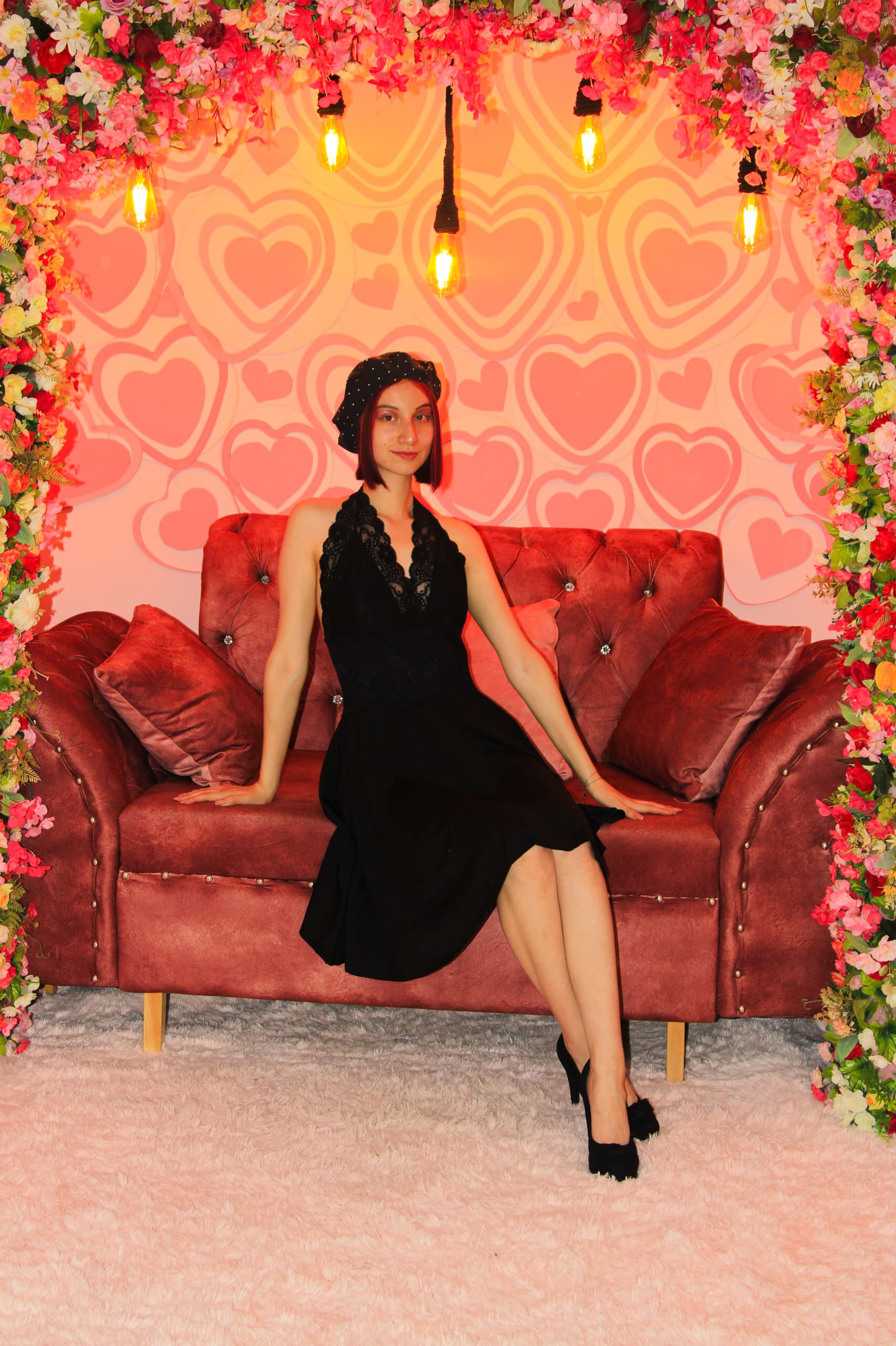 Escenografia-fondo-rosado-con-corazones-bombillos-colgates